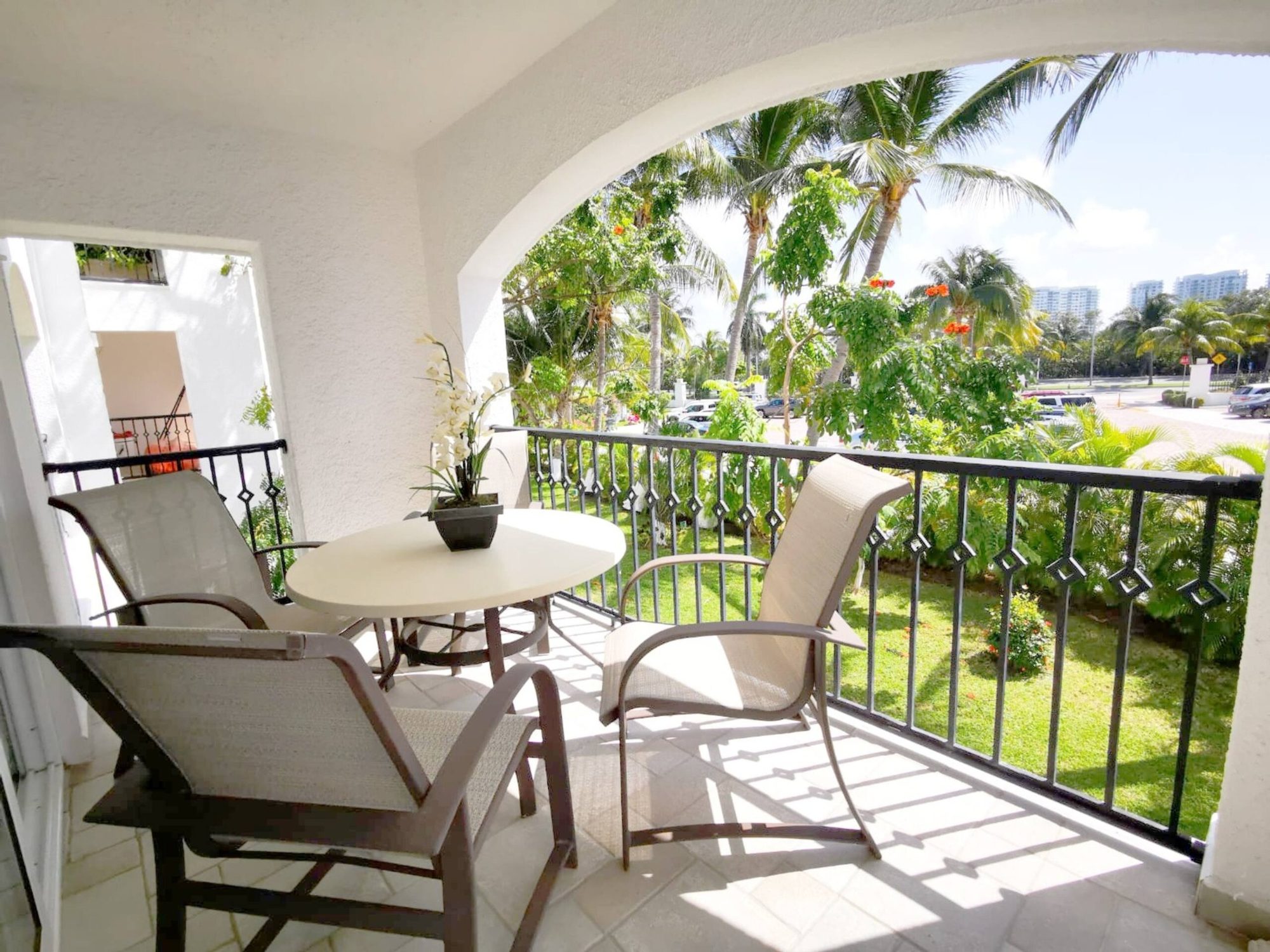 Balcón con vista a los jardines del complejo