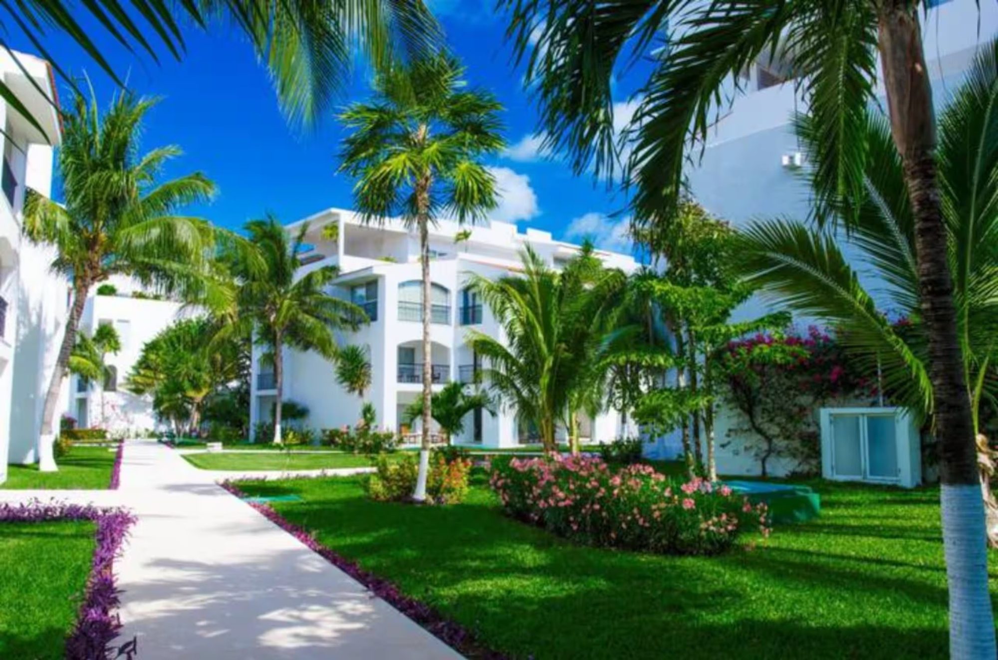 Edificios y jardines del complejo donde operan las propiedades MEXBNB, Zona Hotelera de Cancún