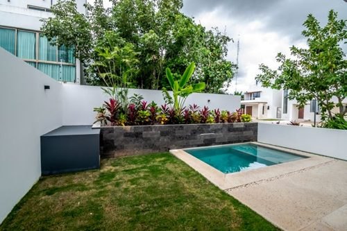 Alberca y jardín de una casa RODOM en Residencial Aqua