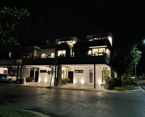 Fachada nocturna de una casa en Residencial Aqua